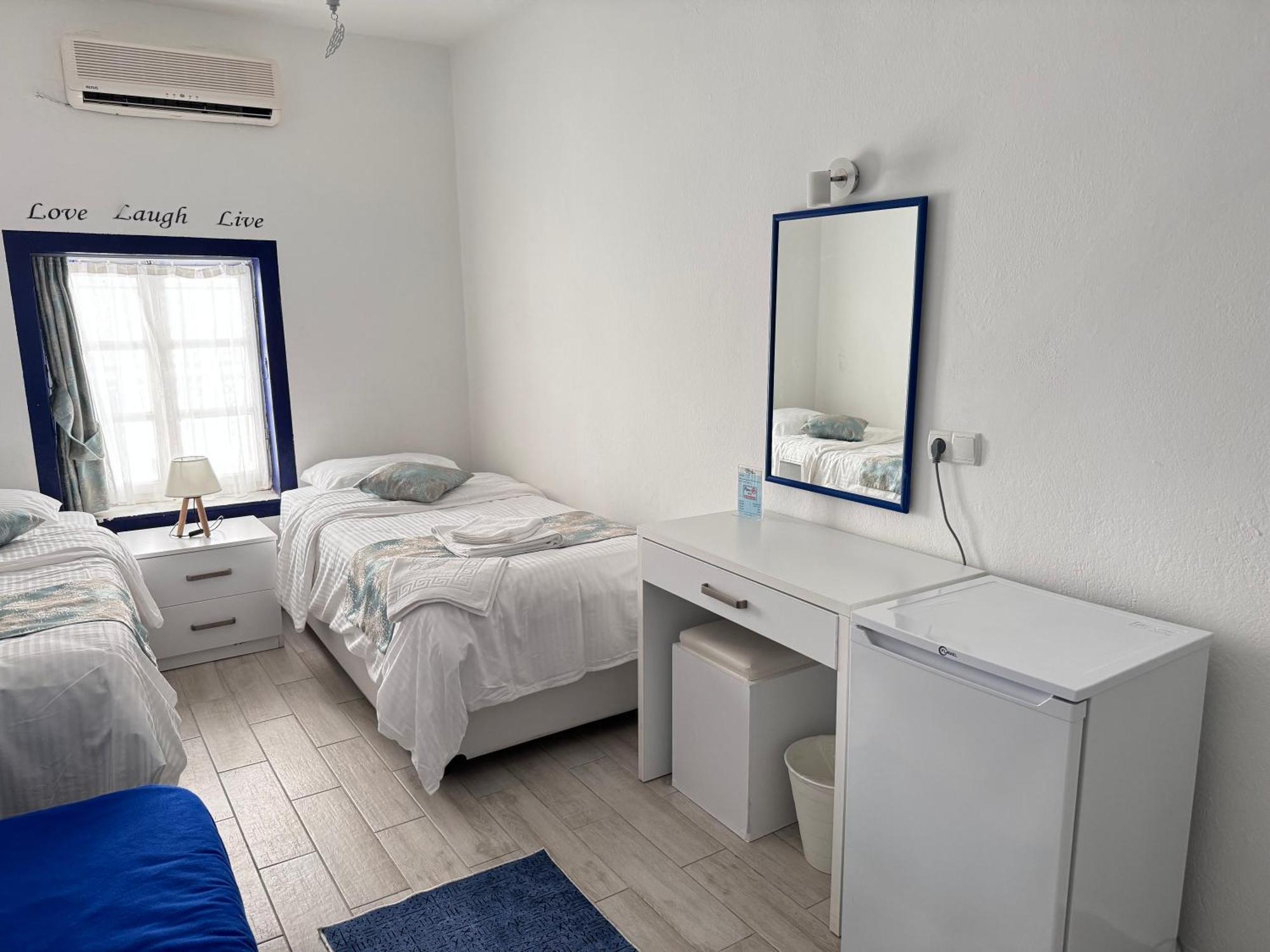 White And Blue Bodrum Luaran gambar