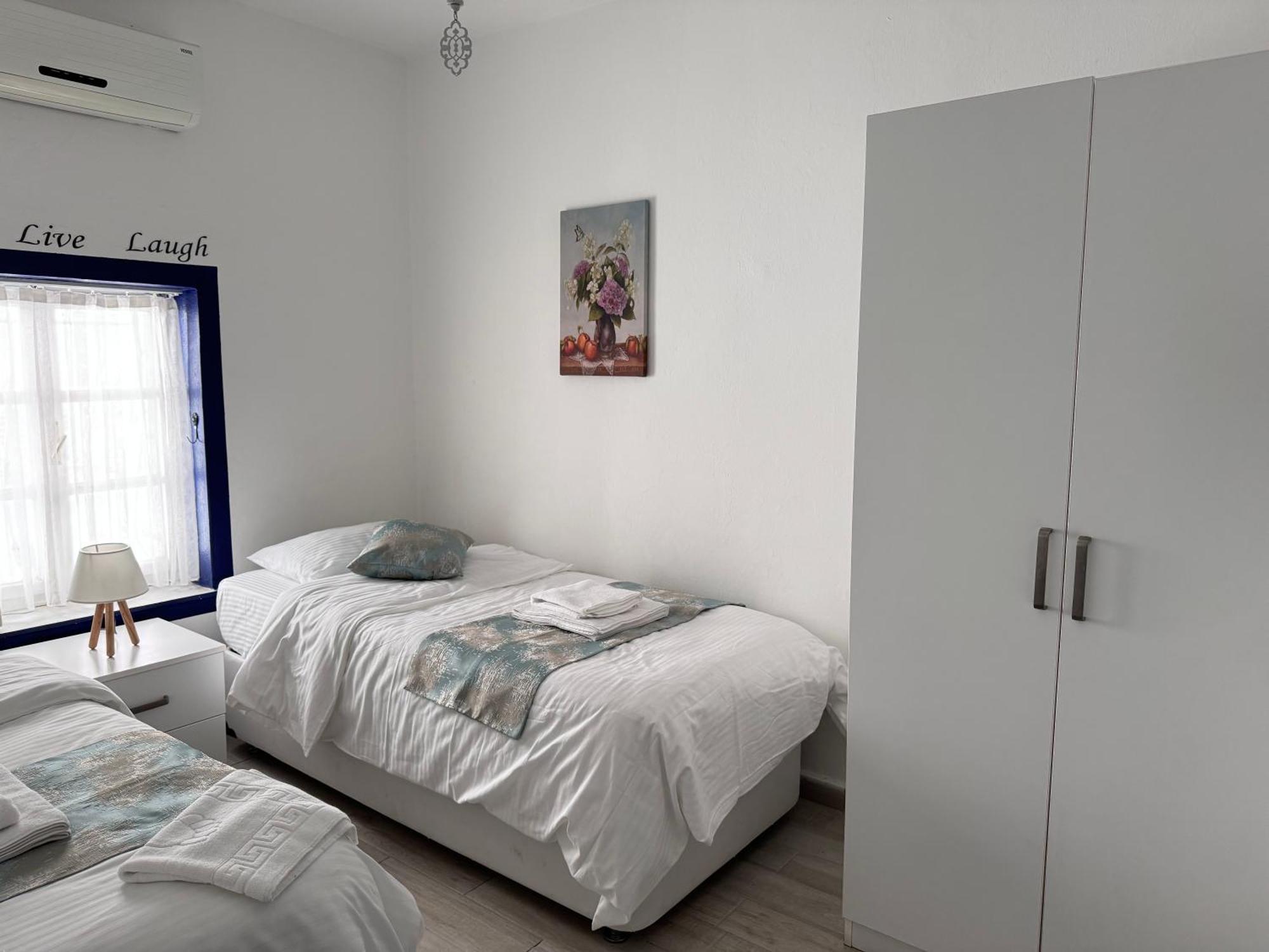 White And Blue Bodrum Luaran gambar