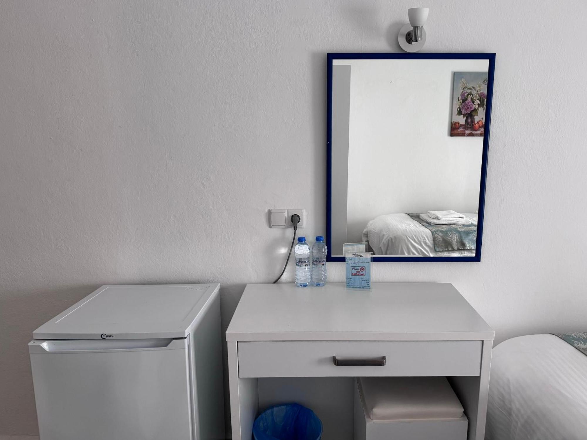 White And Blue Bodrum Luaran gambar
