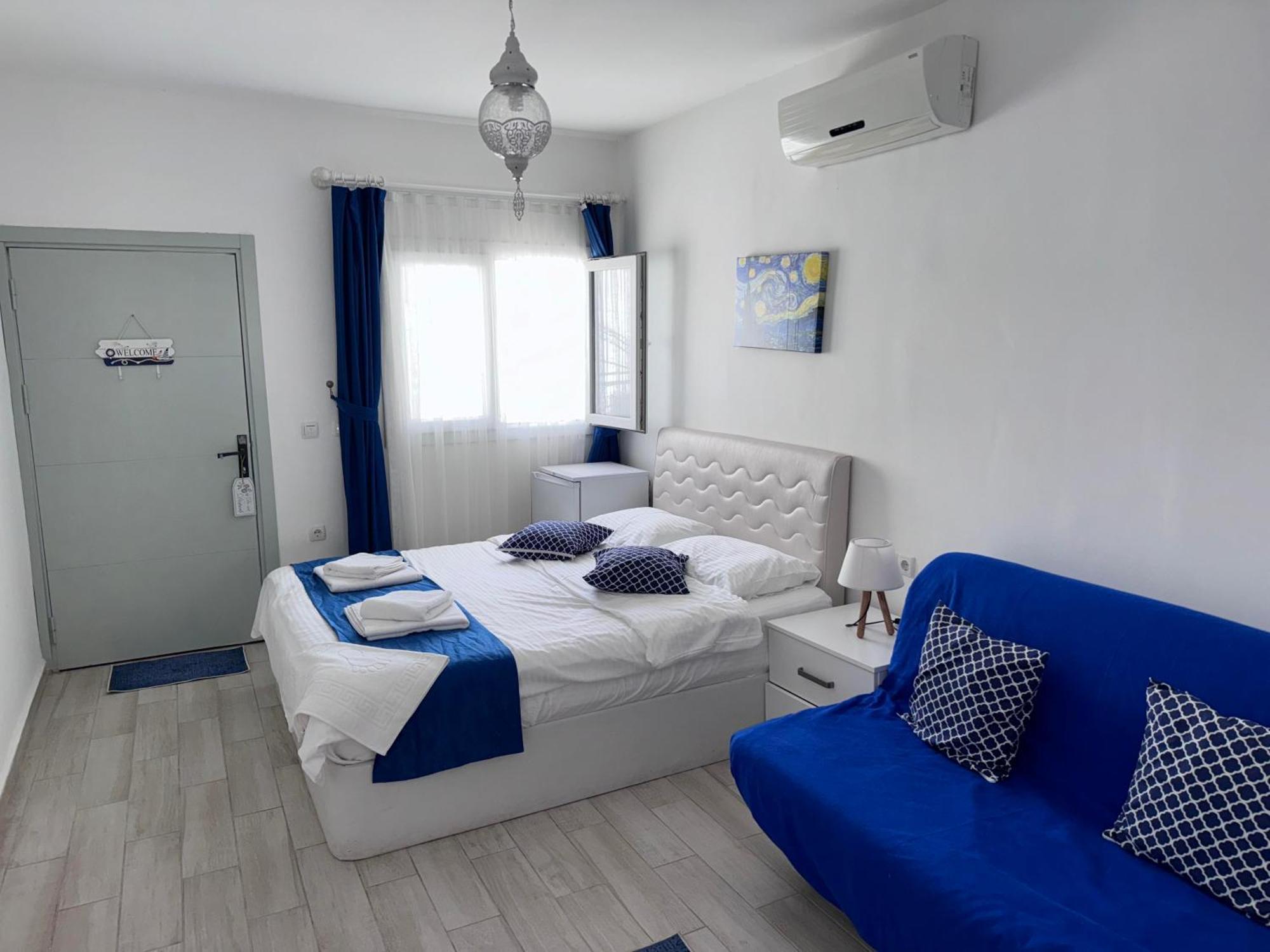 White And Blue Bodrum Luaran gambar