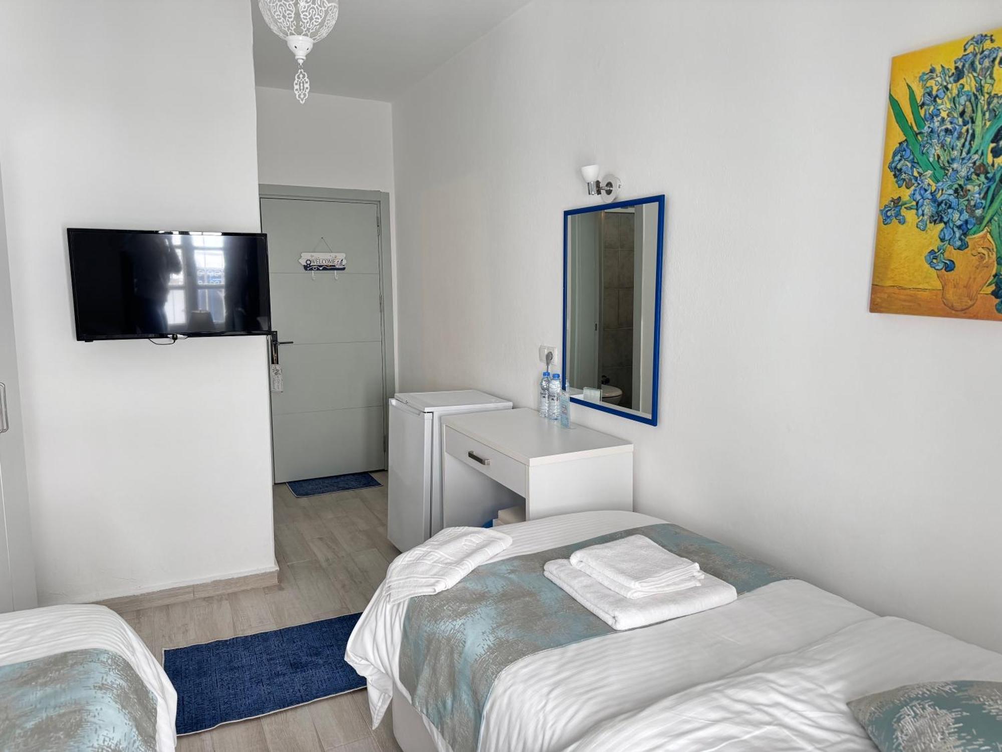 White And Blue Bodrum Luaran gambar