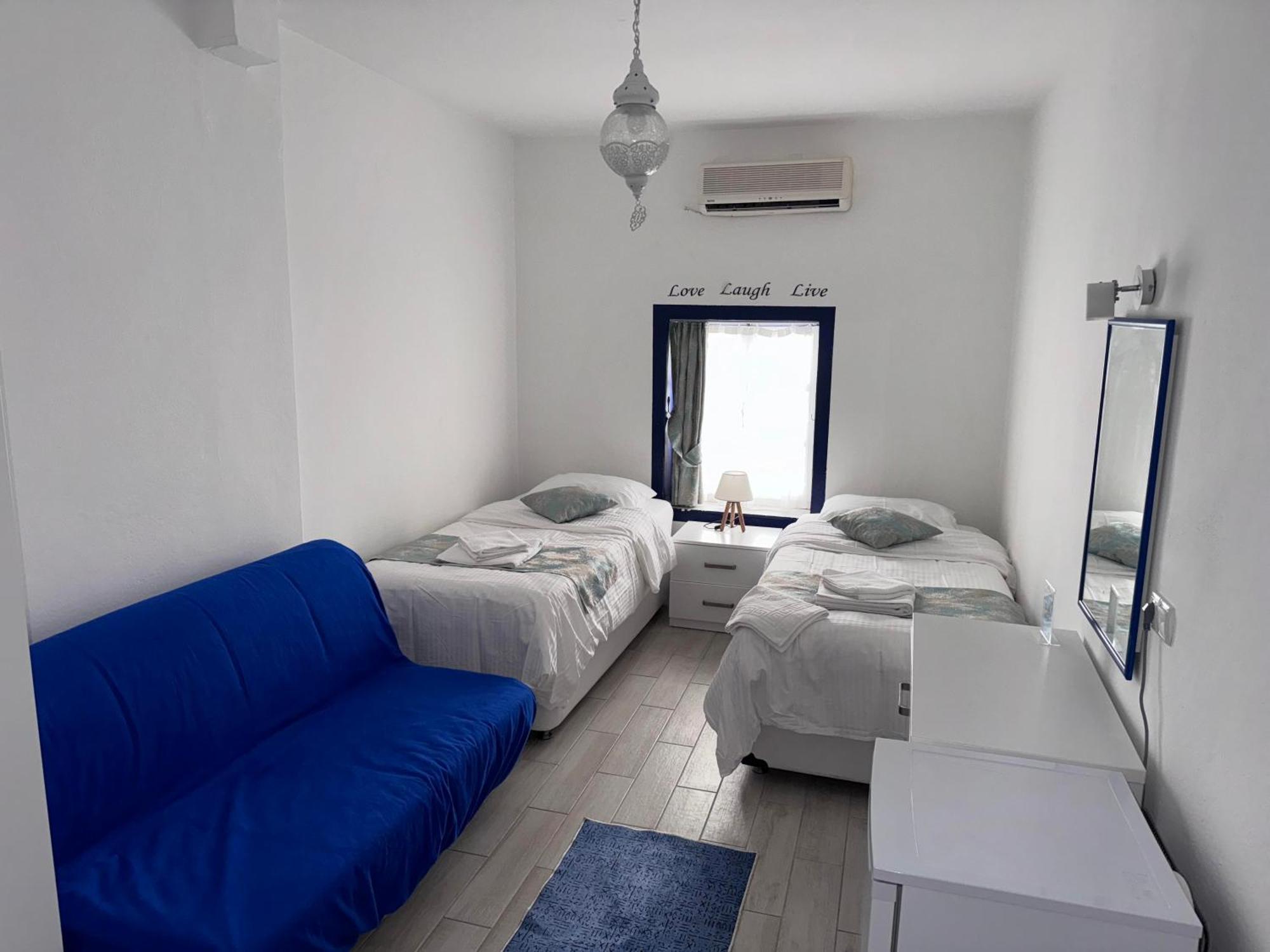White And Blue Bodrum Luaran gambar
