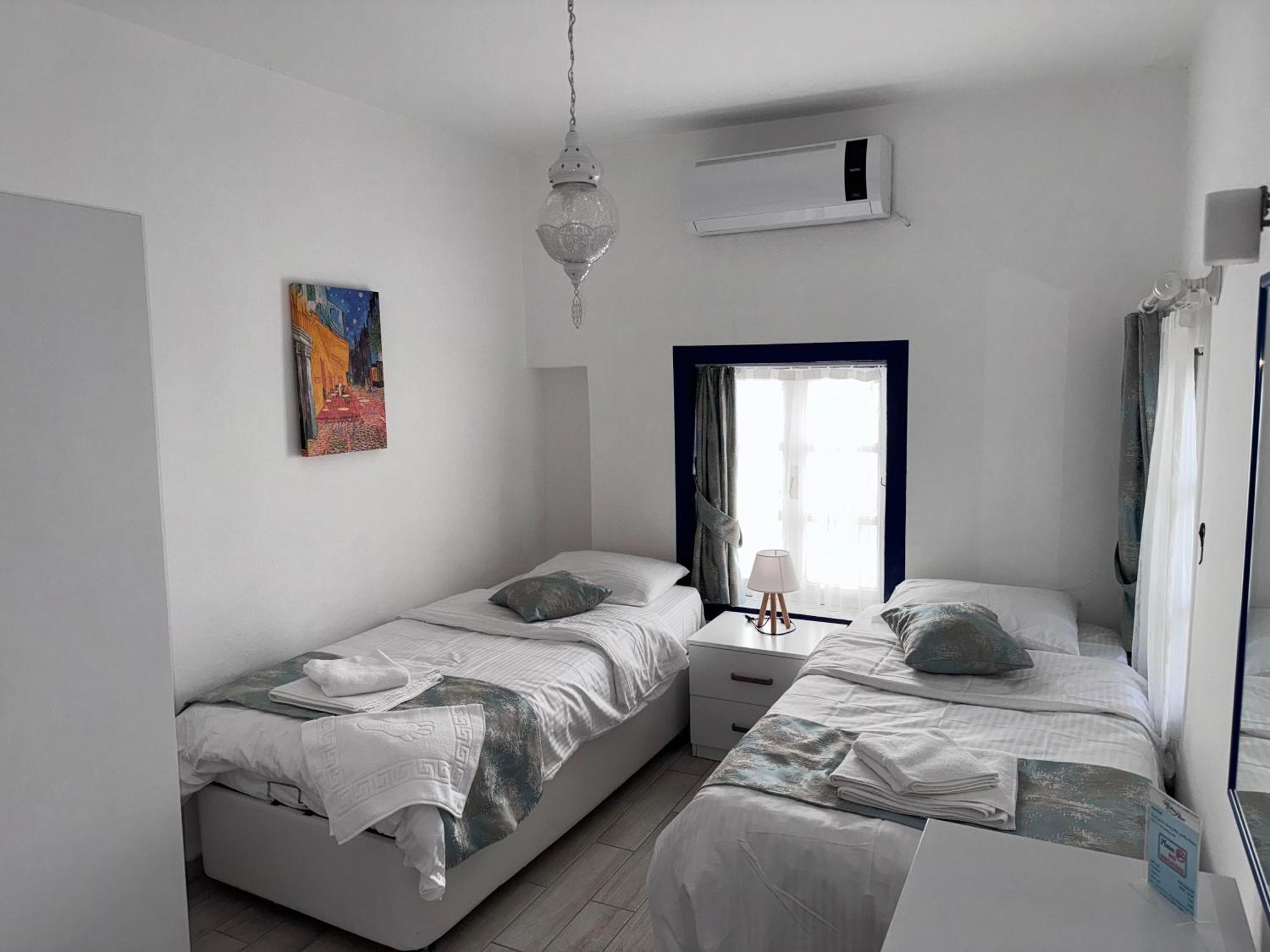 White And Blue Bodrum Luaran gambar