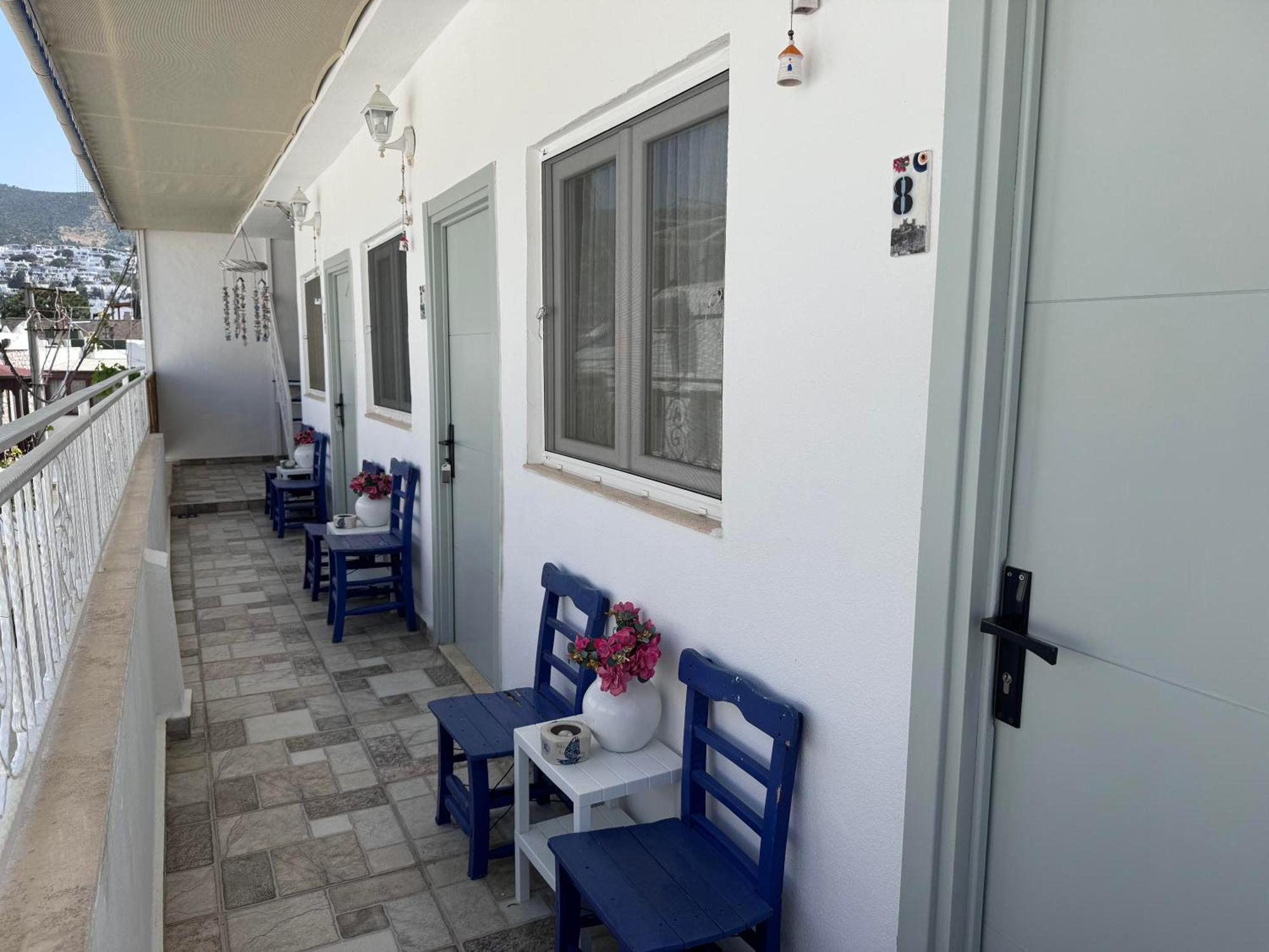 White And Blue Bodrum Luaran gambar