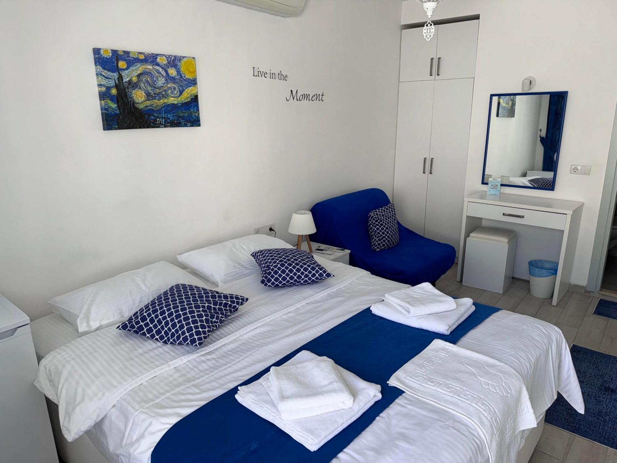 White And Blue Bodrum Luaran gambar