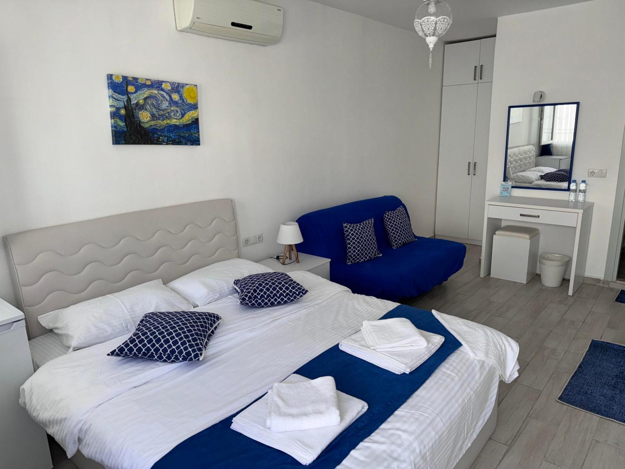 White And Blue Bodrum Luaran gambar