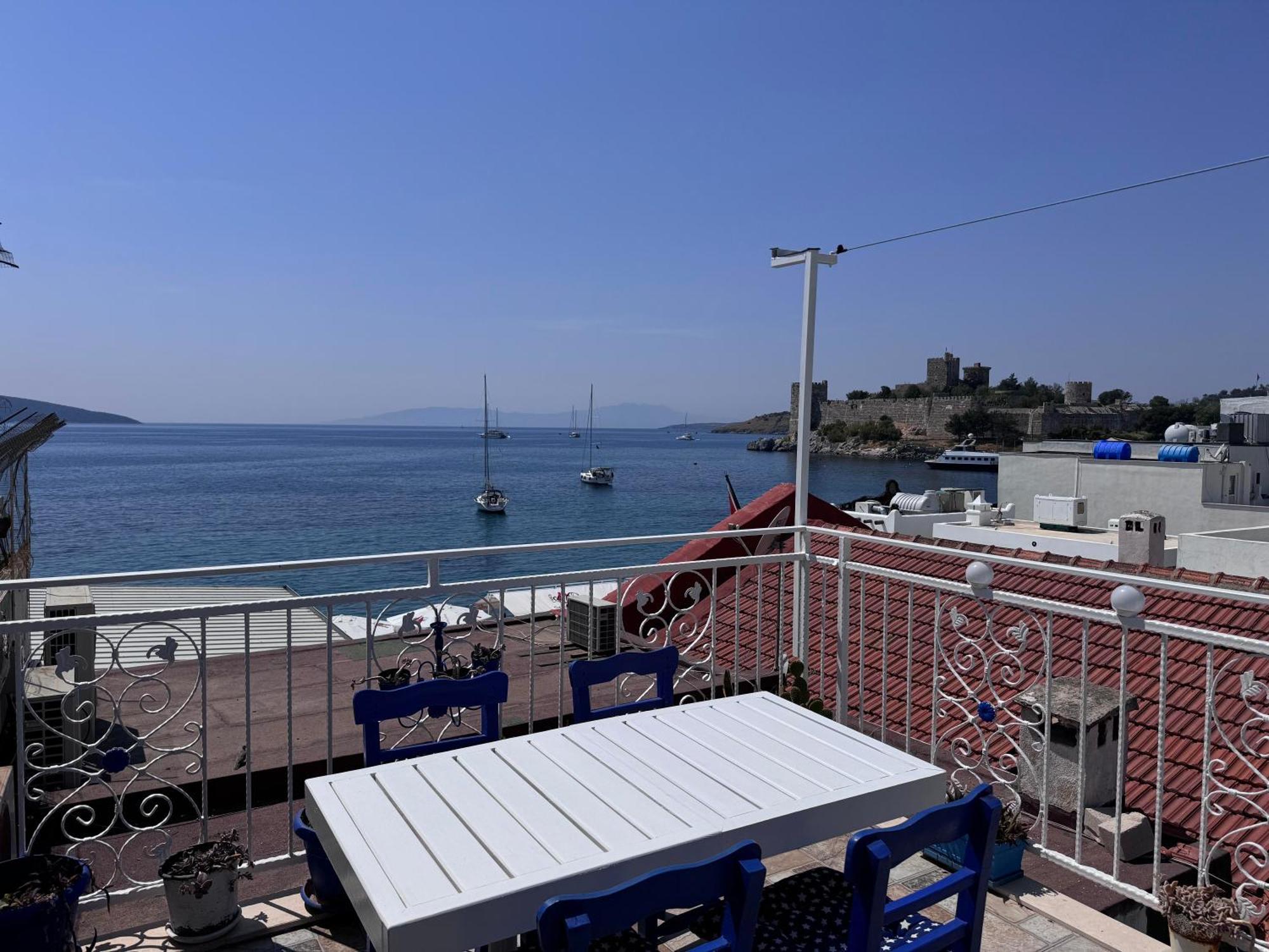 White And Blue Bodrum Luaran gambar