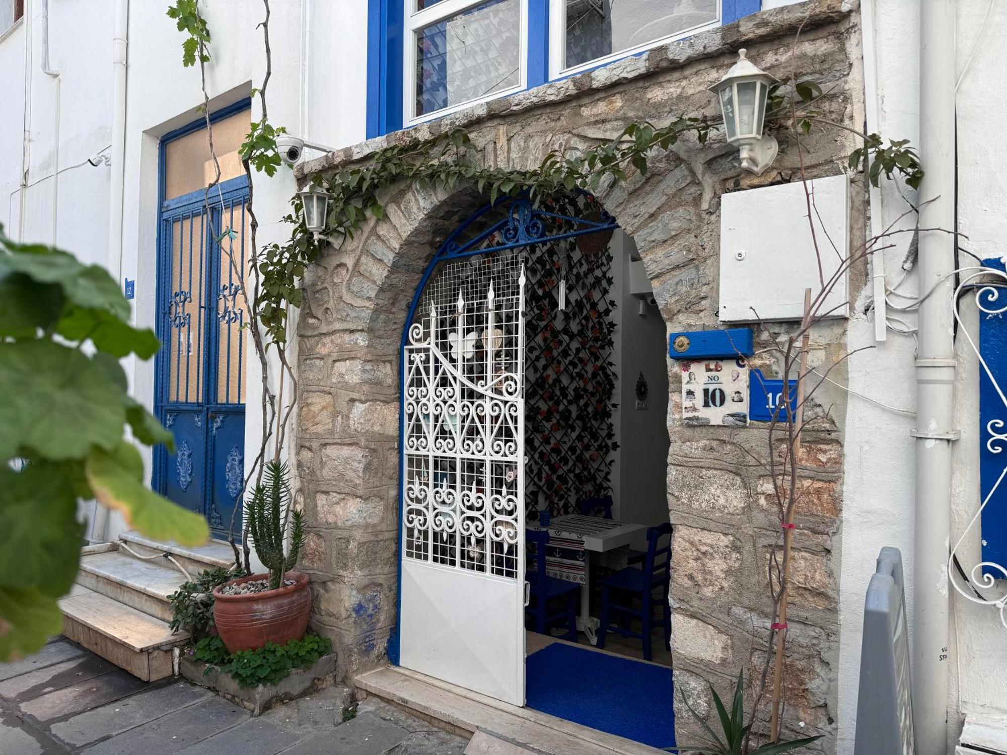 White And Blue Bodrum Luaran gambar