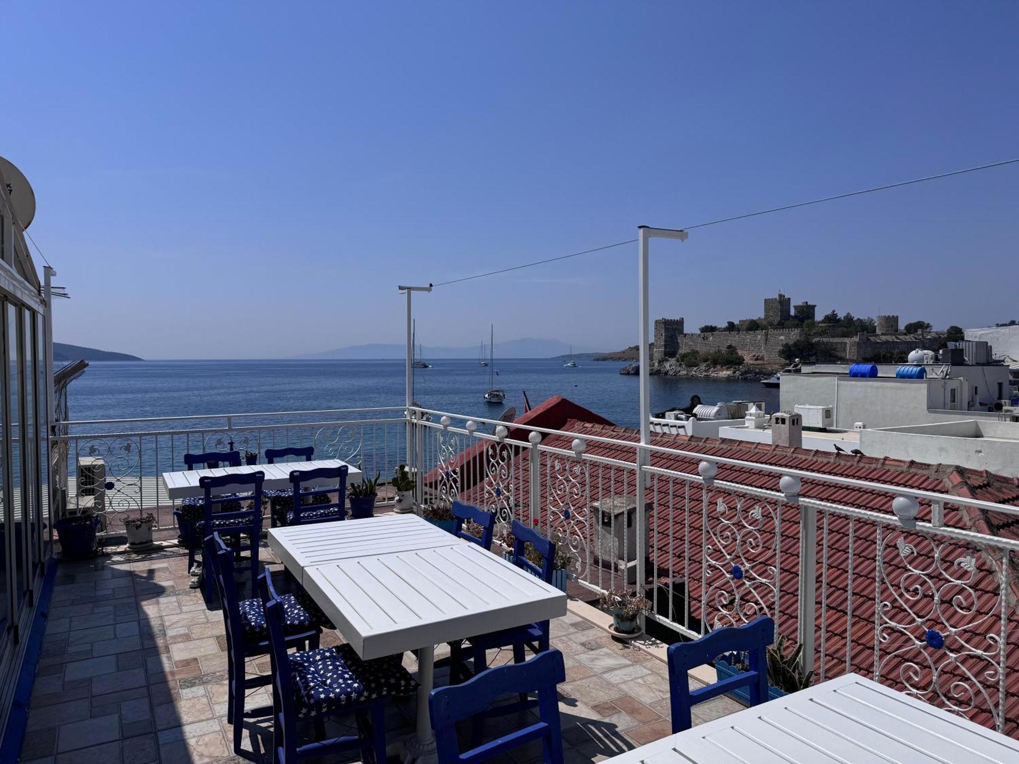 White And Blue Bodrum Luaran gambar